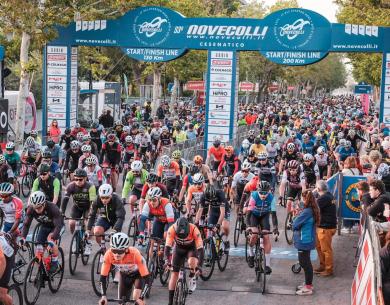 Ciclisti alla partenza della gara Nove Colli a Cesenatico.