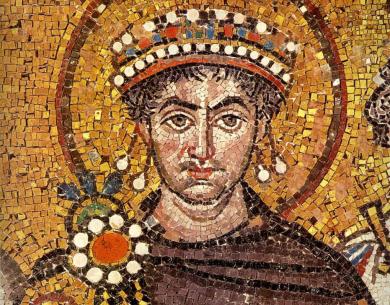 Mosaico bizantino di un imperatore con aureola dorata e abiti regali.