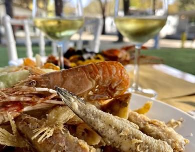 Fritto misto di pesce con vino bianco all'aperto.