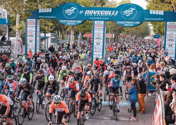 Ciclisti alla partenza della gara Nove Colli a Cesenatico.