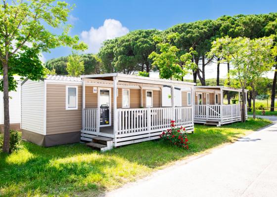 Case mobili con veranda in un campeggio immerso nel verde.