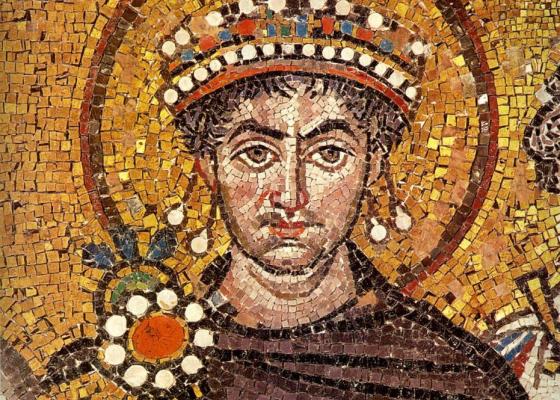 Mosaico bizantino di un imperatore con aureola dorata e abiti regali.