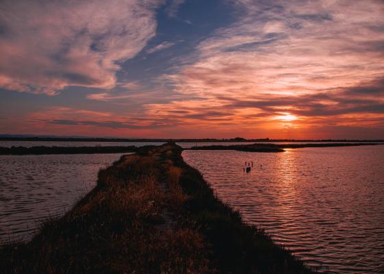 Tramonto su un lago con nuvole colorate.